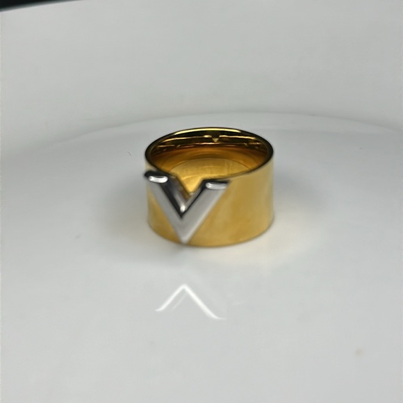 V ring essentials - Picture 1 of 8